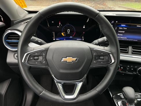 Used 2025 Chevrolet Trax LT w/ LT Convenience Package FWD image 15