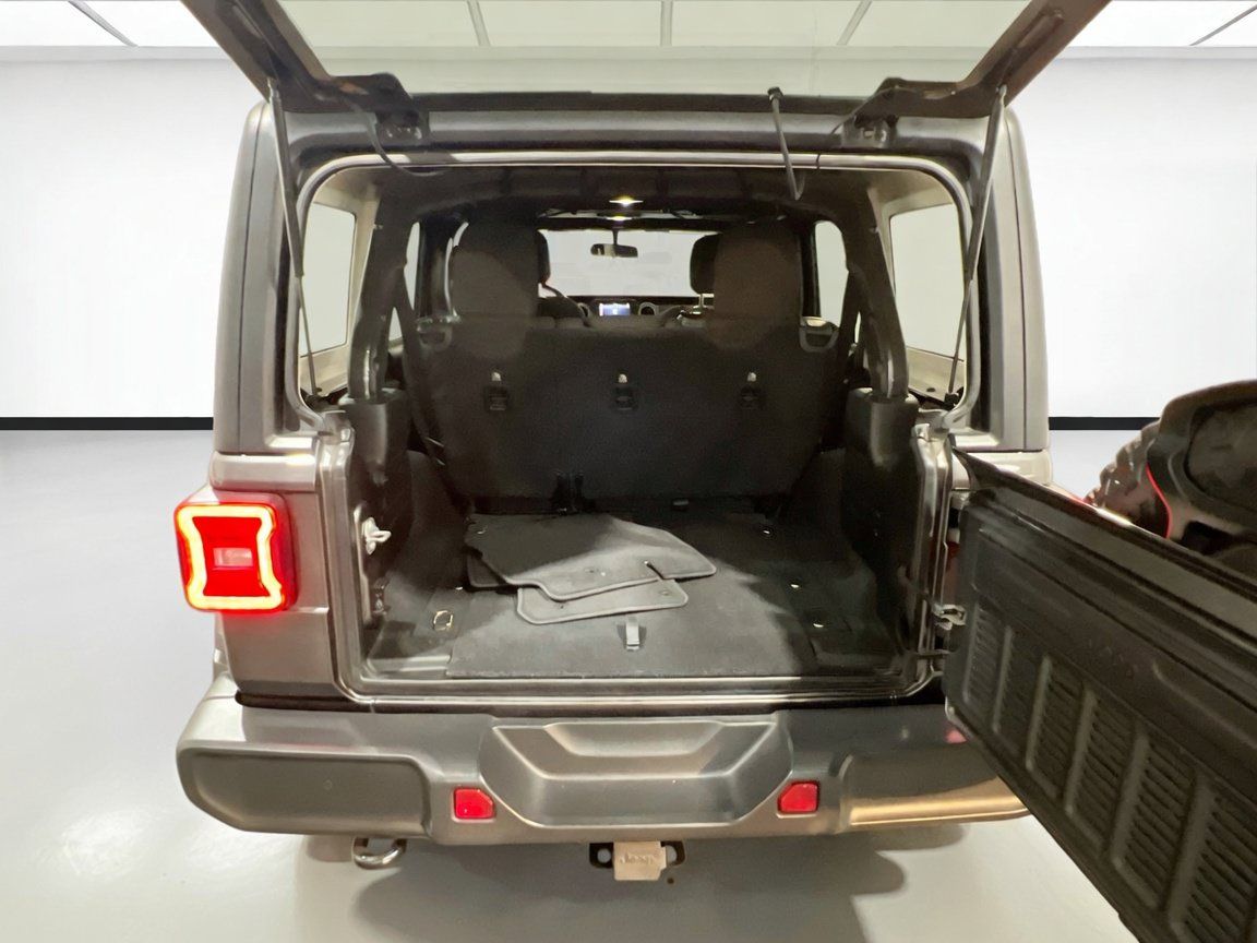 Used 2018 Jeep Wrangler Unlimited Sahara w/ LED Lighting Group AWD/4WD image 17