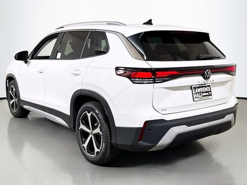 New 2026 Volkswagen Tiguan SE FWD image 3