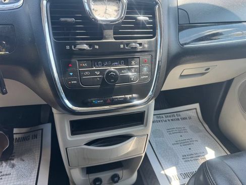 Used 2014 Chrysler Town & Country Touring FWD image 36