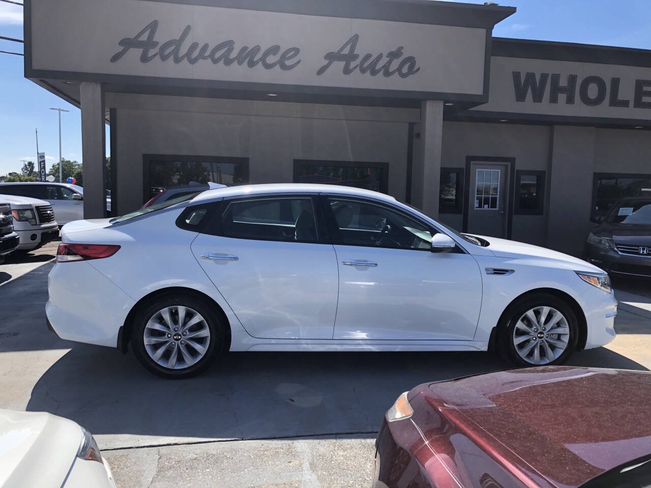 Used 2018 Kia Optima LX w/ 17" Alloy Wheels Package FWD image 1