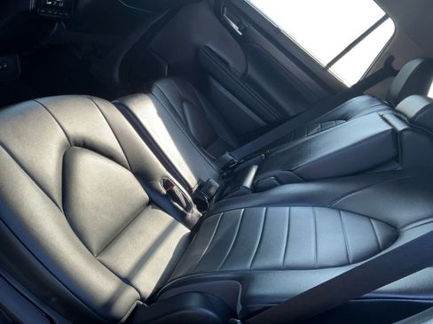 Used 2023 Toyota Highlander XLE FWD image 13