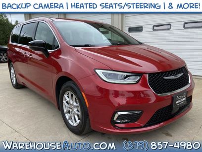 Used 2025 Chrysler Pacifica Select