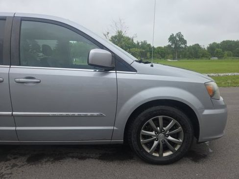 Used 2015 Chrysler Town & Country S FWD image 4