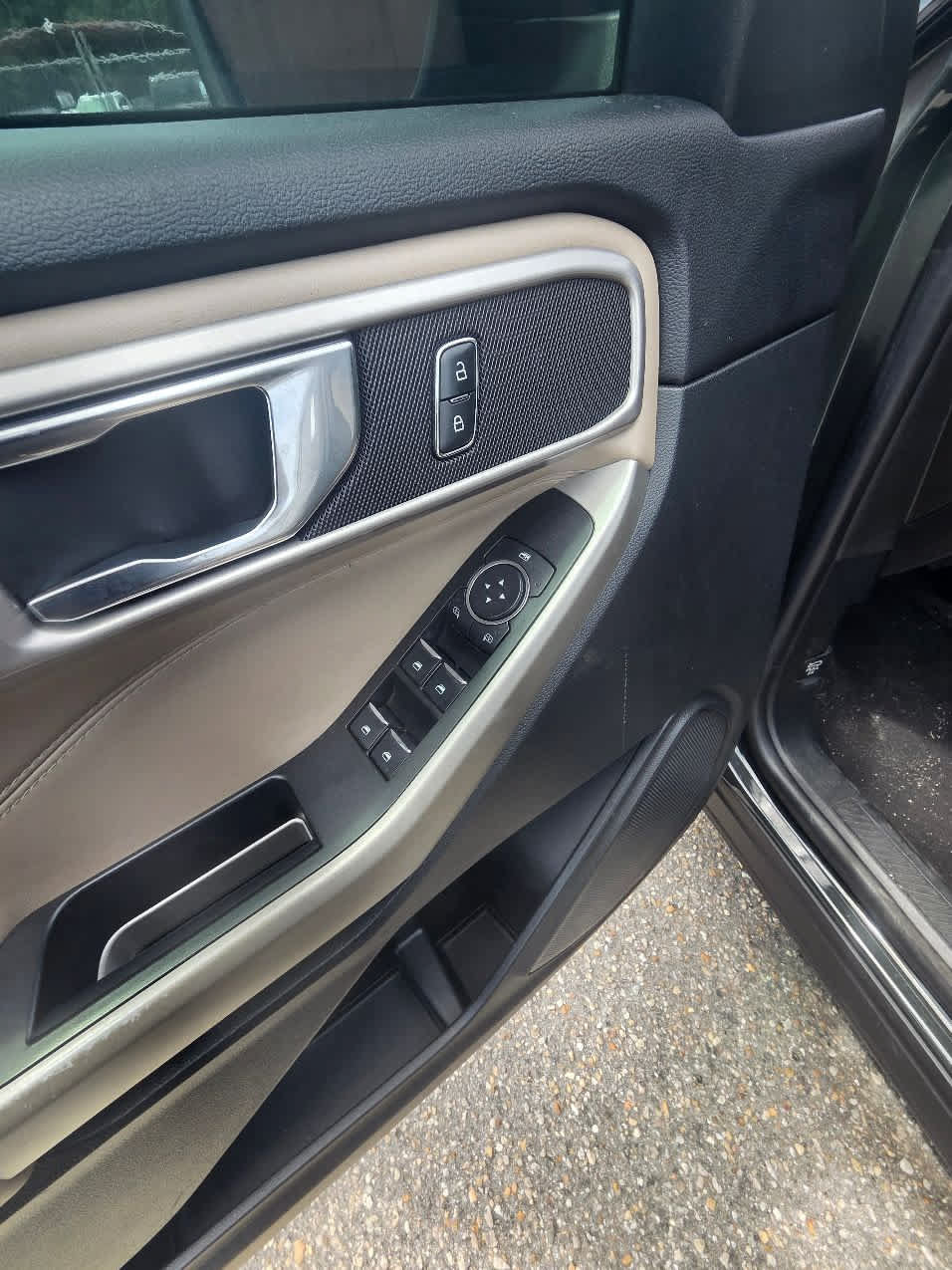 Used 2021 Ford Explorer XLT w/ Equipment Group 202A RWD image 4