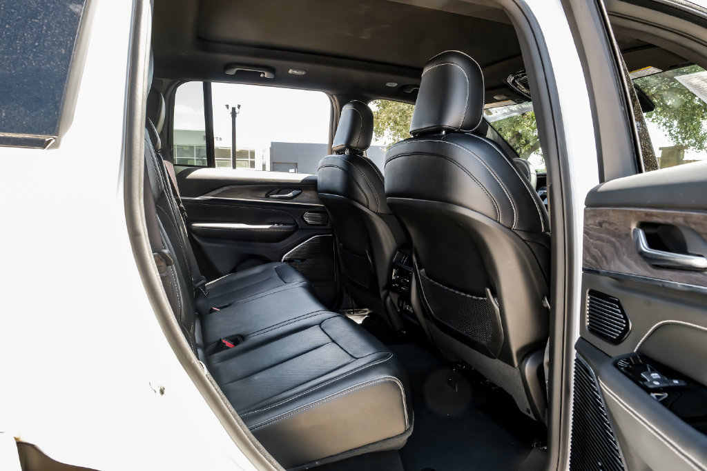 Used 2023 Jeep Grand Cherokee Overland AWD/4WD image 47