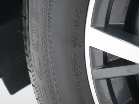 Used 2019 Volkswagen Tiguan SE image 25