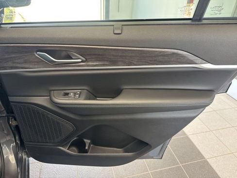 Used 2025 Jeep Grand Cherokee L Limited w/ Luxury Tech Group II image 13