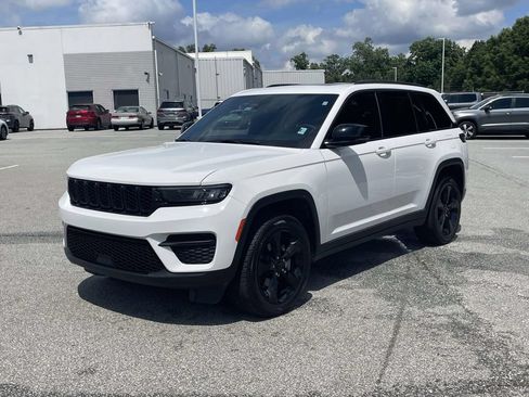 Used 2024 Jeep Grand Cherokee Altitude AWD/4WD image 3