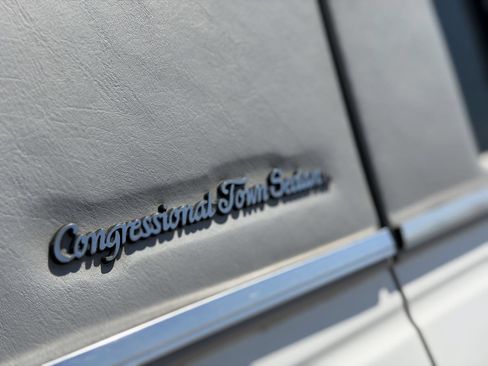 Used 2002 Lincoln Town Car Signature RWD image 5