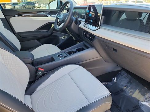 New 2025 Volkswagen Tiguan SE image 16