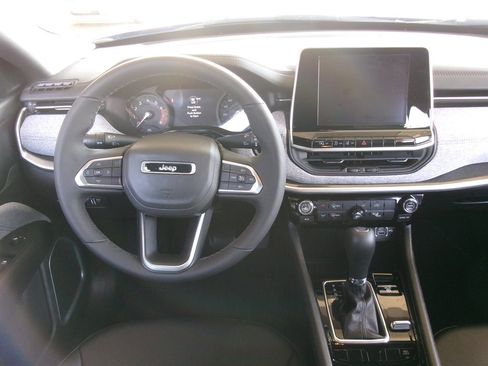 Used 2025 Jeep Compass Latitude image 22