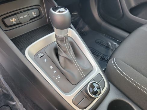 Used 2025 Hyundai Venue SEL FWD image 13