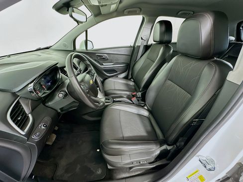 Used 2022 Chevrolet Trax LT w/ LT Convenience Package image 13