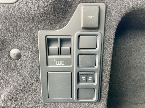 Certified 2024 Land Rover Discovery S image 40