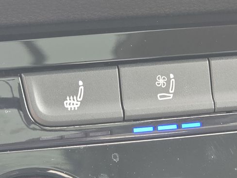 Certified 2023 Volkswagen Taos SEL AWD/4WD image 13