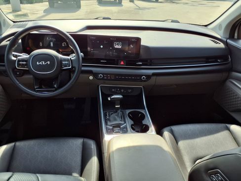 Used 2025 Kia Carnival EX FWD image 11
