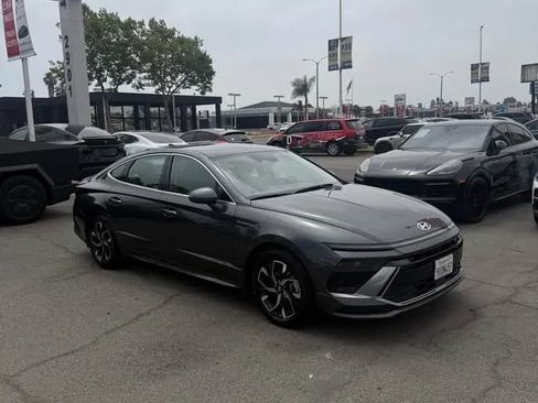 Used 2025 Hyundai Sonata SEL FWD image 2
