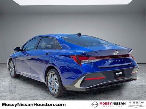 Used 2024 Hyundai Elantra SEL FWD image 2