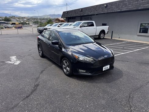 Used 2018 Ford Focus SE w/ SE Appearance Package FWD image 1
