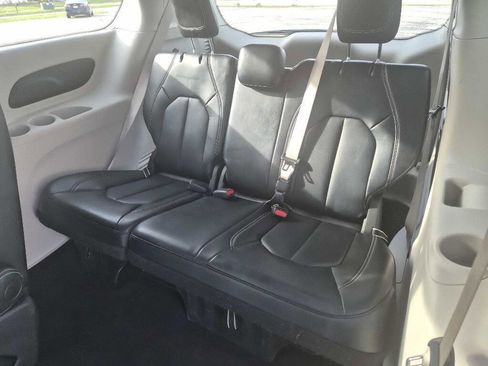 Used 2023 Chrysler Pacifica Touring-L image 13