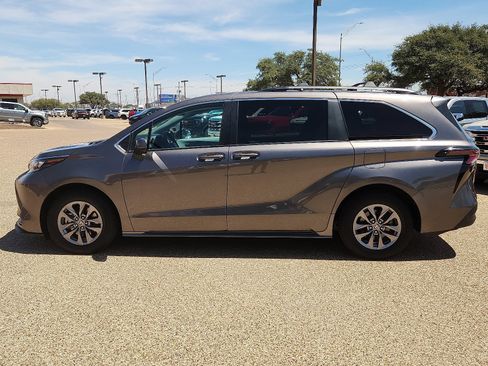 Used 2024 Toyota Sienna LE FWD image 2