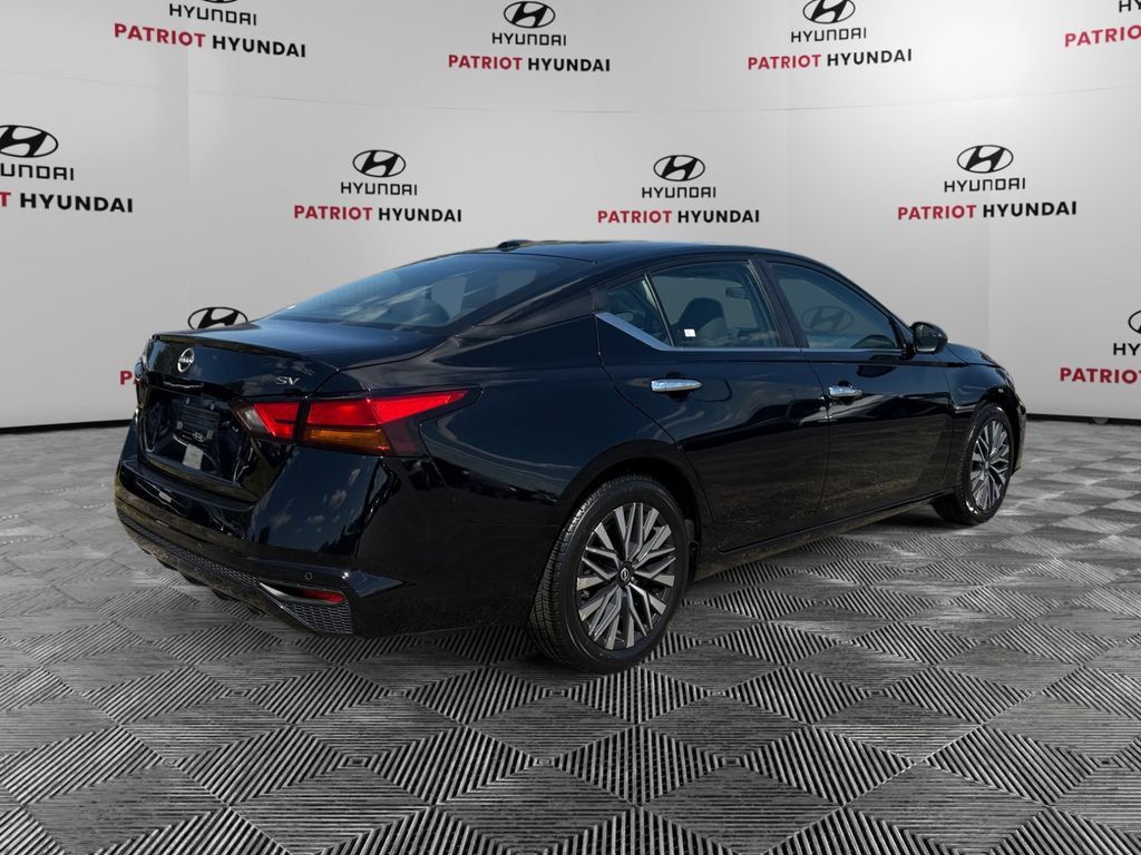 Used 2024 Nissan Altima 2.5 SV FWD image 3