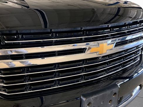 Used 2021 Chevrolet Suburban LT w/ Luxury Package RWD image 29