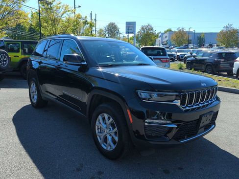 Used 2023 Jeep Grand Cherokee Limited w/ Luxury Tech Group II AWD/4WD image 8