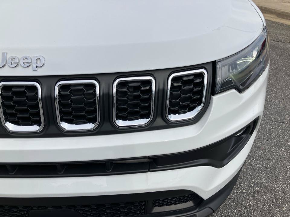Used 2025 Jeep Compass Latitude AWD/4WD image 30