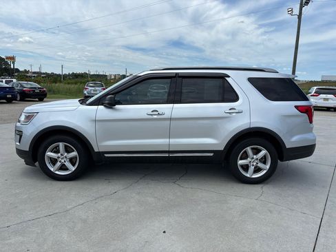 Used 2018 Ford Explorer XLT FWD image 7