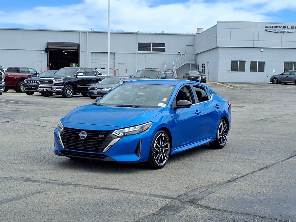 Used 2025 Nissan Sentra SR FWD image 2