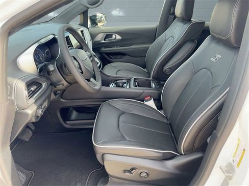 New 2026 Chrysler Pacifica Limited image 5