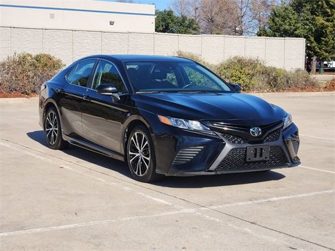 Used 2019 Toyota Camry SE image 3