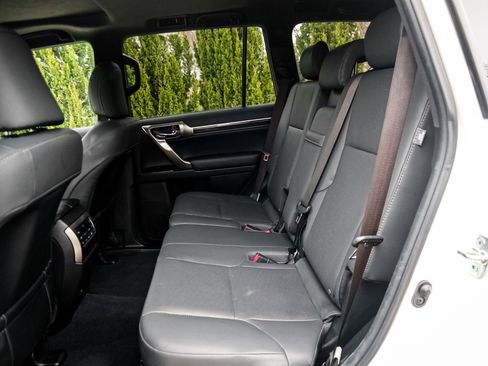 Used 2023 Lexus GX 460 Premium w/ Premium Package image 31