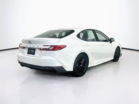 Used 2025 Toyota Camry SE FWD image 9
