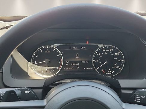 Used 2025 Nissan Pathfinder S AWD/4WD image 18