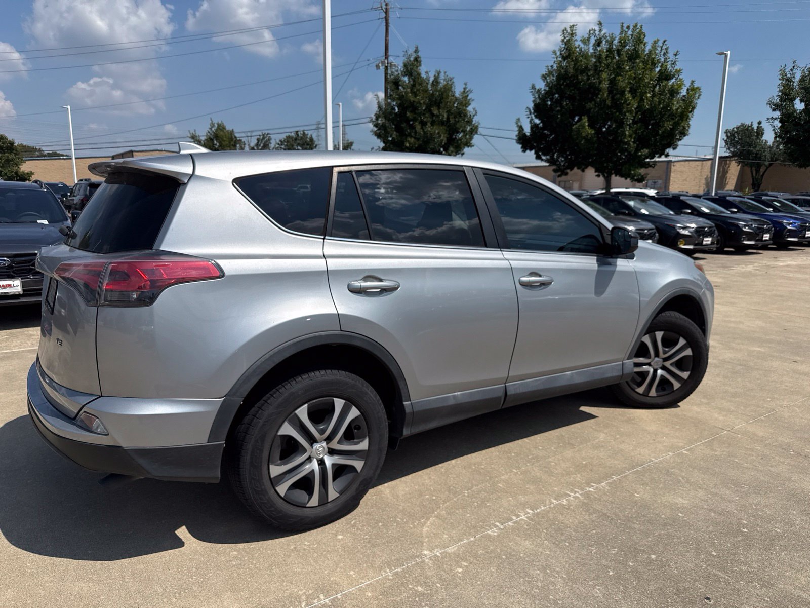 Used 2018 Toyota RAV4 LE FWD image 4