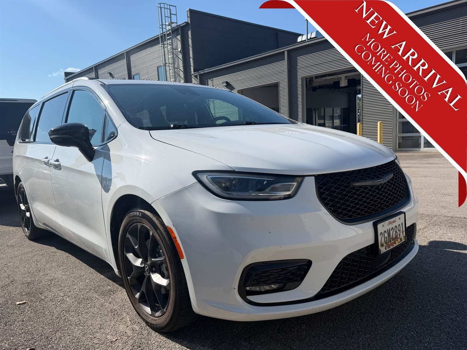 Used 2025 Chrysler Pacifica Limited FWD image 1