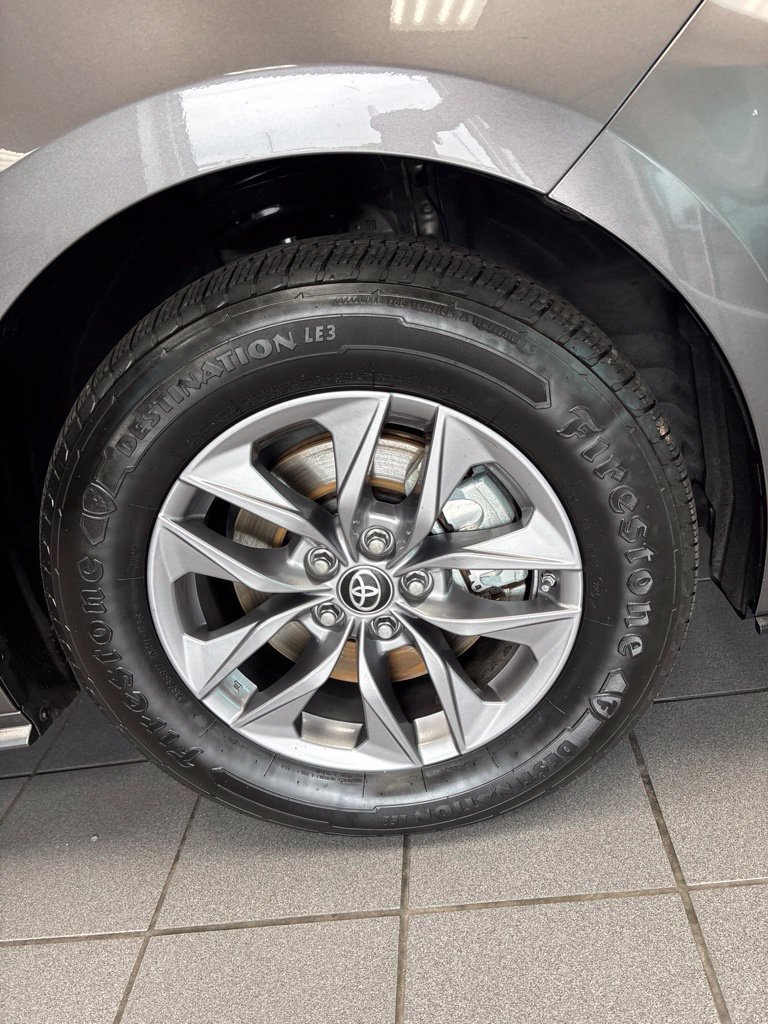 Used 2024 Toyota Sienna XLE FWD image 11
