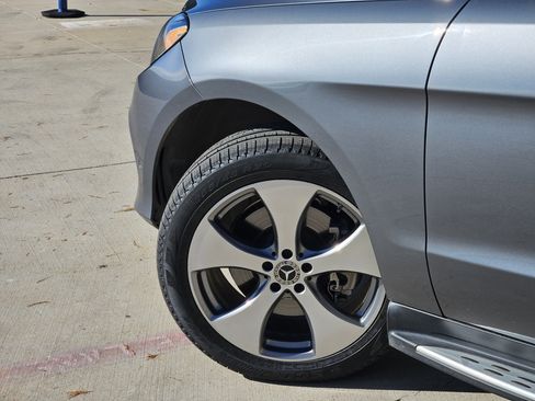 Used 2019 Mercedes-Benz GLE 400 4MATIC image 5