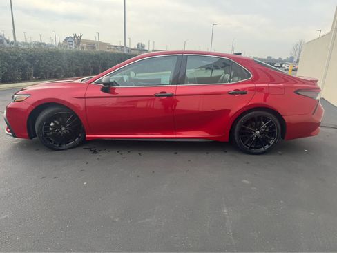 Used 2021 Toyota Camry XSE image 3