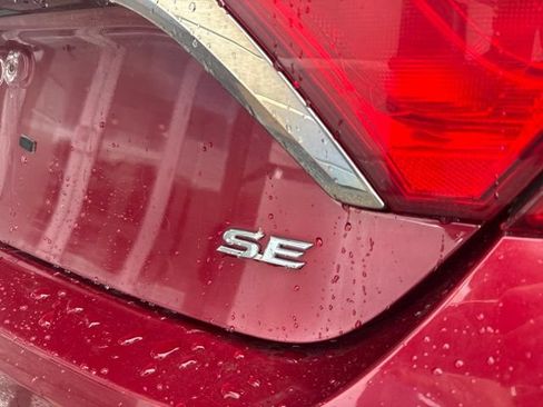 Used 2017 Toyota Camry SE w/ Moonroof Package FWD image 10