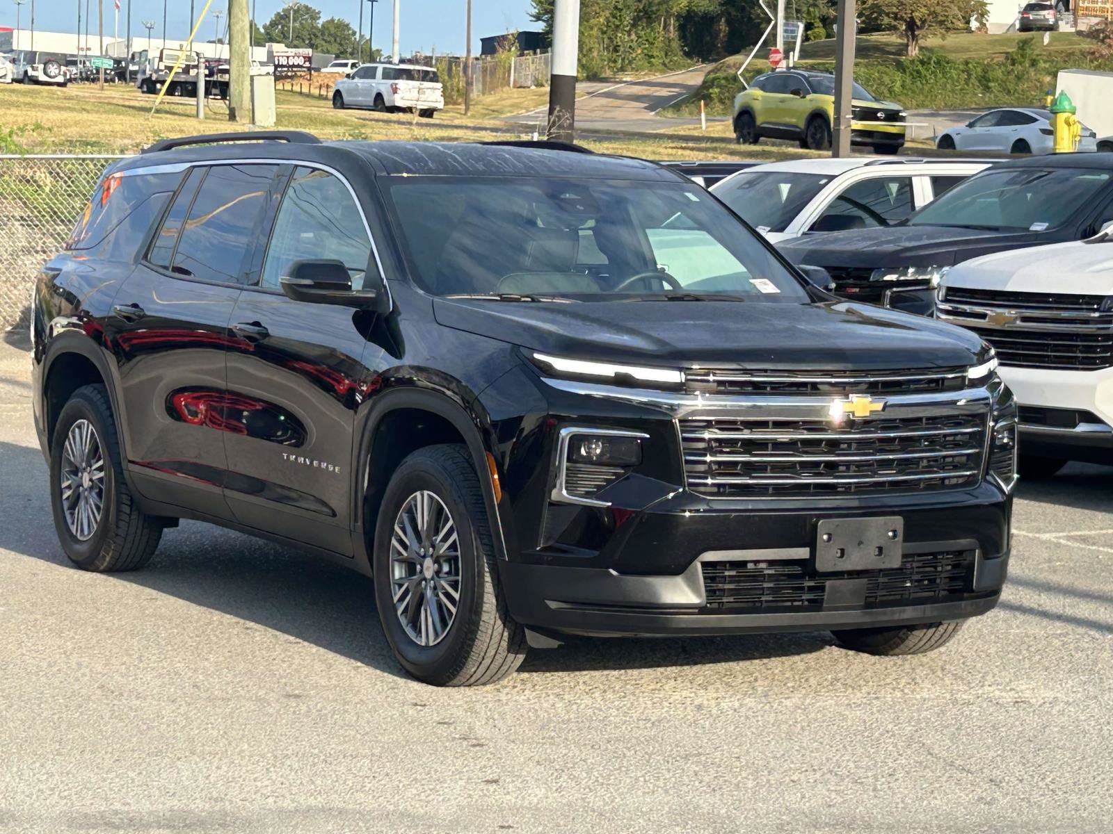 Used 2026 Chevrolet Traverse LT FWD image 1