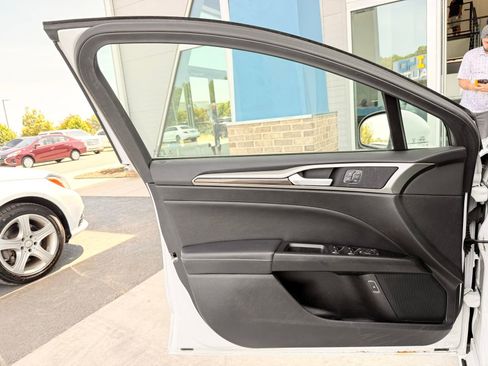 Used 2018 Ford Fusion SE w/ Equipment Group 602A FWD image 11