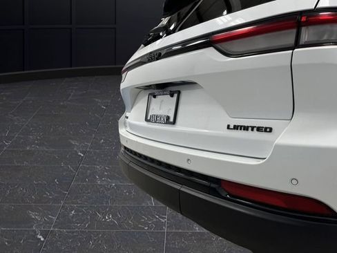 Used 2023 Jeep Grand Cherokee Limited w/ Luxury Tech Group II image 34