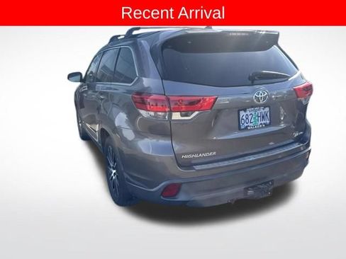 Used 2017 Toyota Highlander AWD V6 image 4