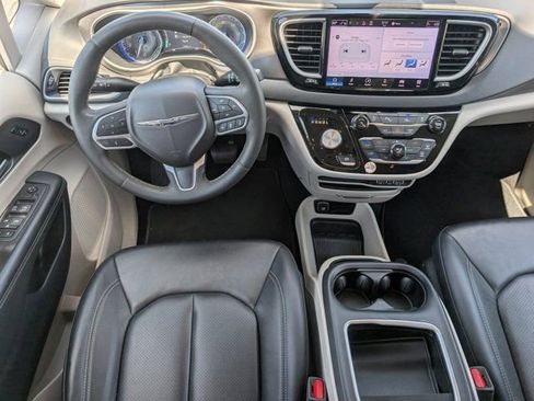 Used 2024 Chrysler Pacifica Touring-L FWD image 6