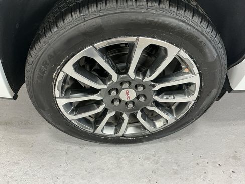 Used 2020 GMC Acadia Denali w/ Technology Package AWD/4WD image 5
