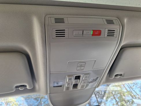 Used 2025 Volkswagen Taos SE FWD image 19